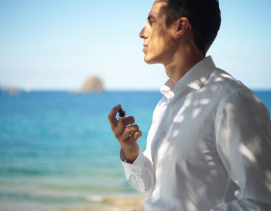 ClubModel Como comprar perfume masculino Preço, aroma e certo para sua pele Handsome young man spray perfume. Fashion photo