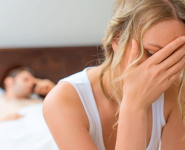 Já rolou o acidente do preservativo que escapou? Então saiba o que fazer se a camisinha ficou dentro da vagina ou ânus durante penetração.