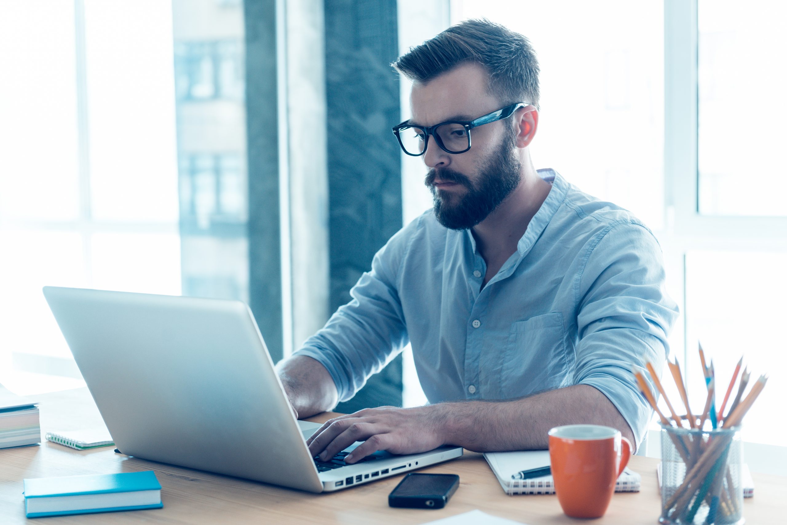 Como evitar stress no trabalho? Saiba causas e formas de prevenção