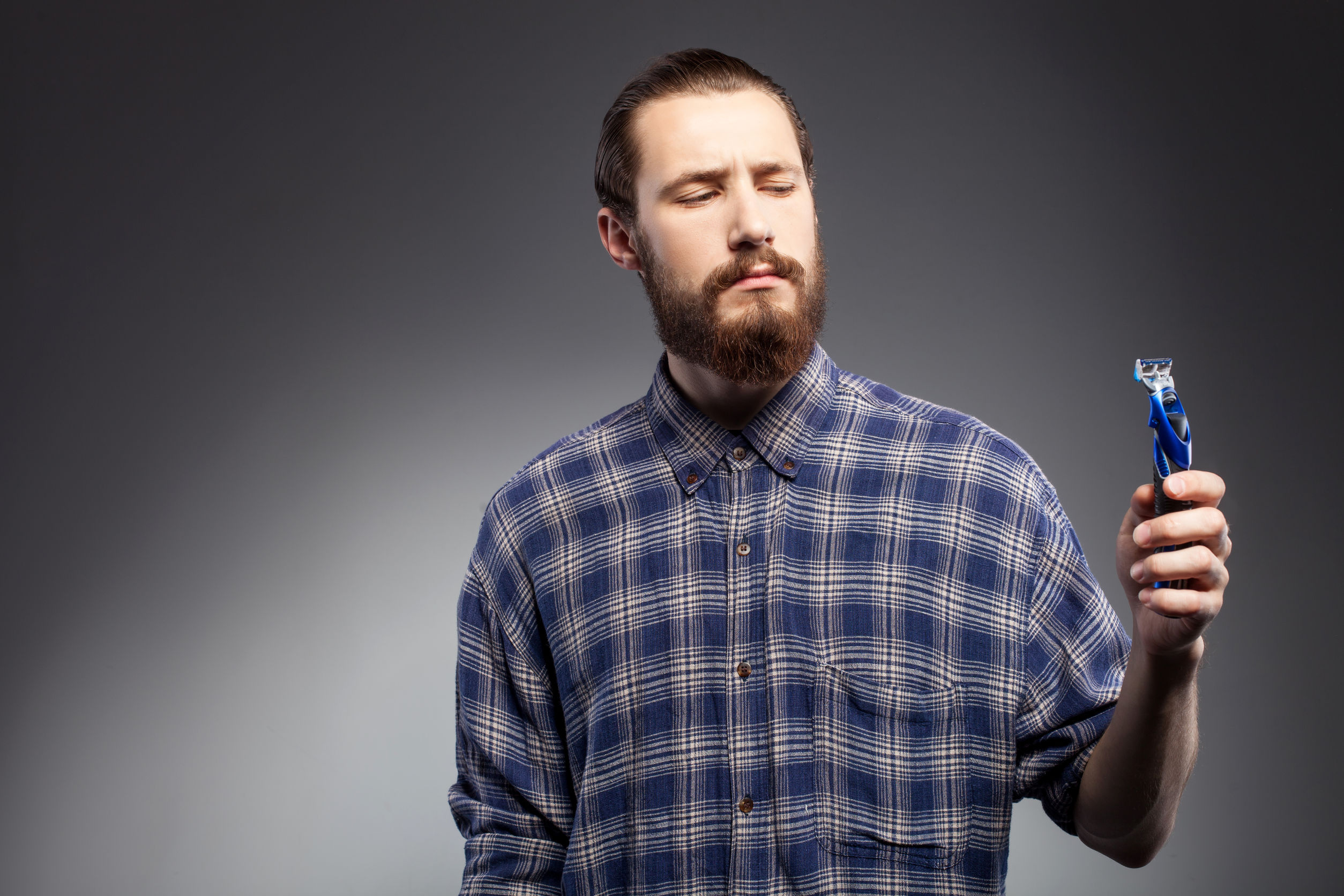 Depilar pelos do saco? 5 dicas para não machucar as bolas com lâmina